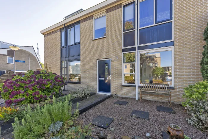 Voortuin met de blauwe voordeur