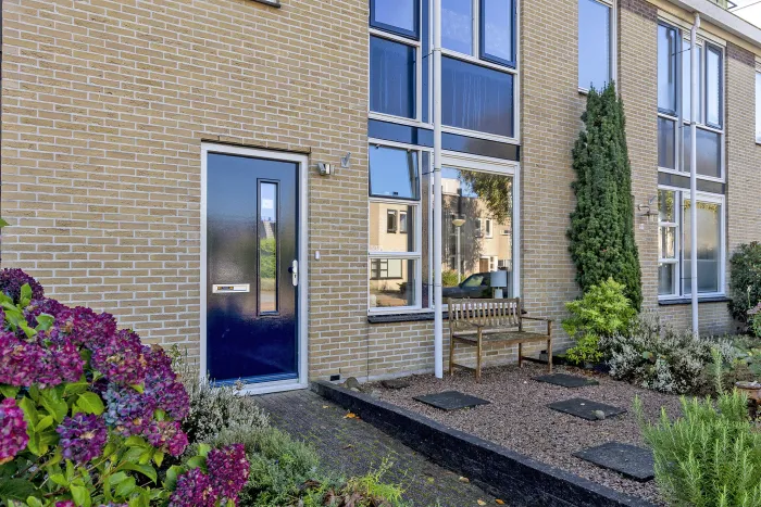 Entree met een bankje in de voortuin