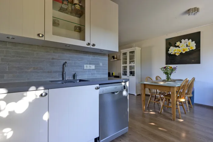 Keuken met zicht op de eethoek