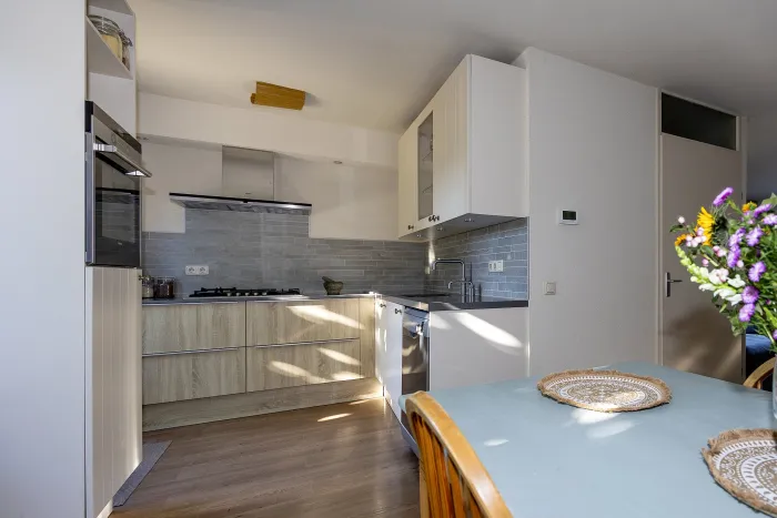 Keuken met inbouwoven en koelkastwand