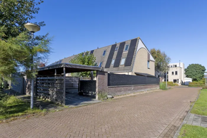 Straat achter het woningblok