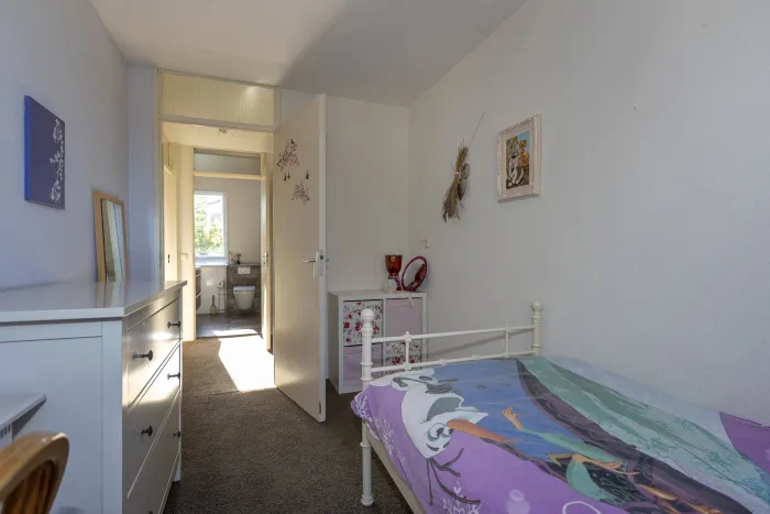 Derde slaapkamer met zicht op de overloop