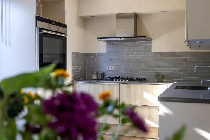 De keuken vanuit de eethoek