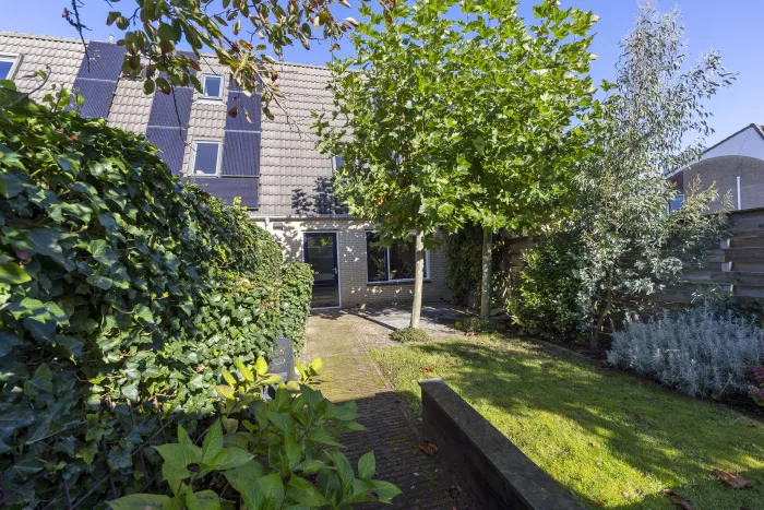 De achterkant van de woning in de zon
